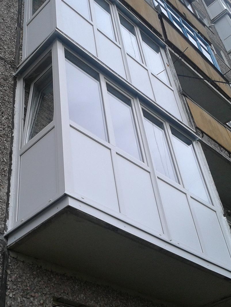 Фрунцузский балкон с непрозрачным низом - сендвич панелью