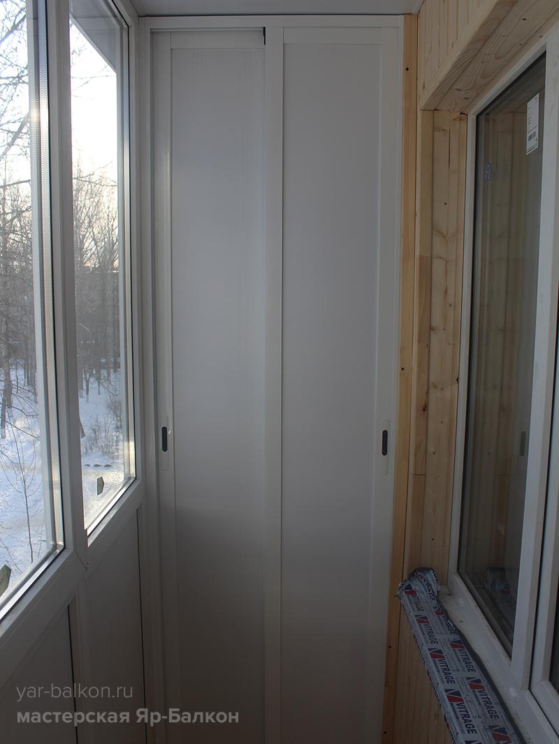 Шкаф от пола до потолка с раздвижными алюминиевыми дверями