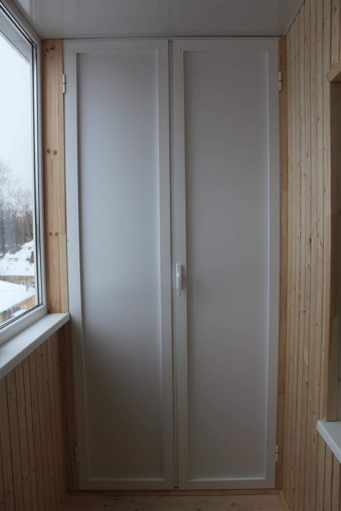 Белый встроеный шкаф на балконе из алюминиевого профиля