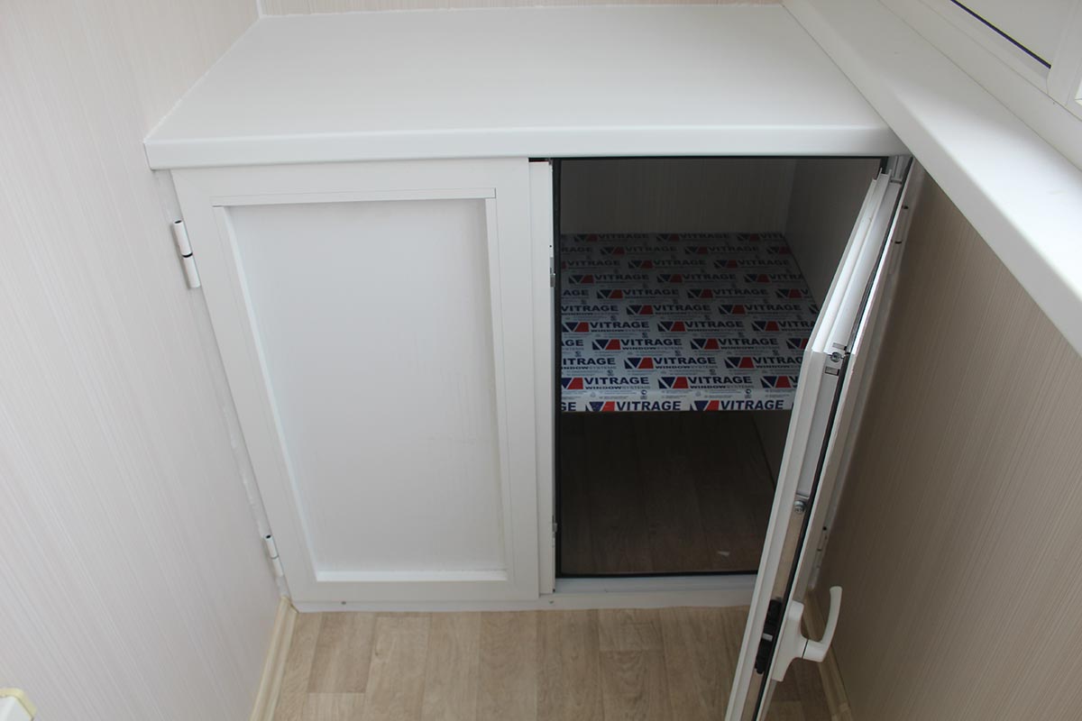 Маленький алюминиевый  шкаф на балконе до подоконника